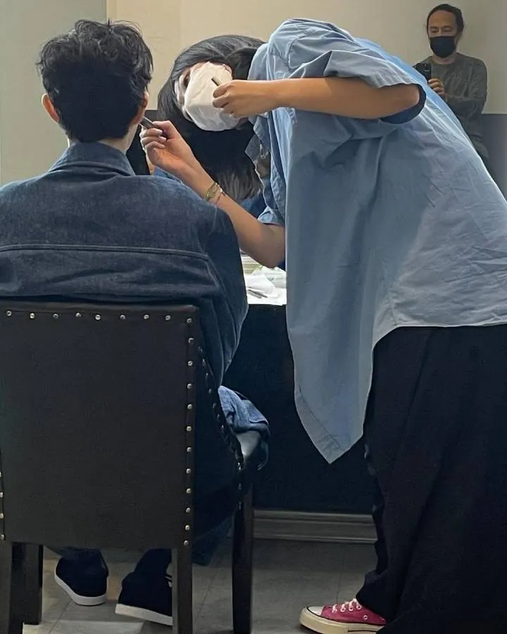 有自稱臨演的網友分享疑似方大同拍攝MV前妝髮的背影。摘自微博