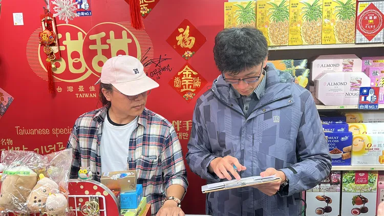 消保官稽查發現店內張貼「商品售出概不退換」告示，要求業者改善。台北市法務局提供