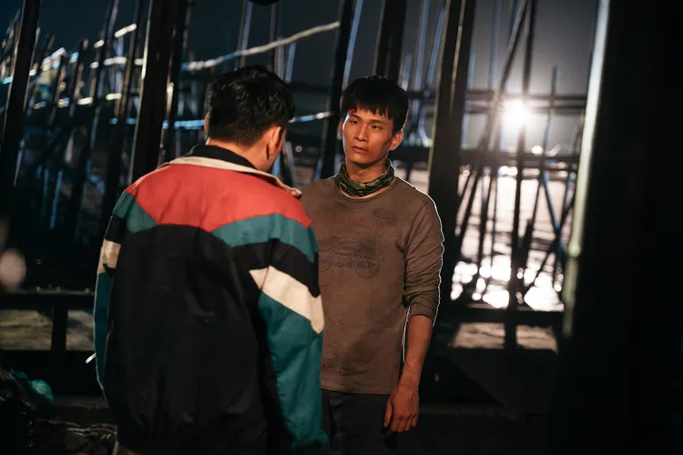 黃奇斌（右）在《死亡賭局》中充滿爆發力的演技讓劇組驚豔。英傑哆影業提供