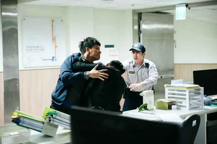 黃奇斌（左）在《死亡賭局》與春風（中）有激烈的肢體衝突戲。英傑哆影業提供