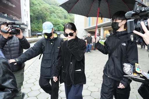 Ella送別小胖老師哭到鼻子通紅　Selina、Hebe獻花籃送別