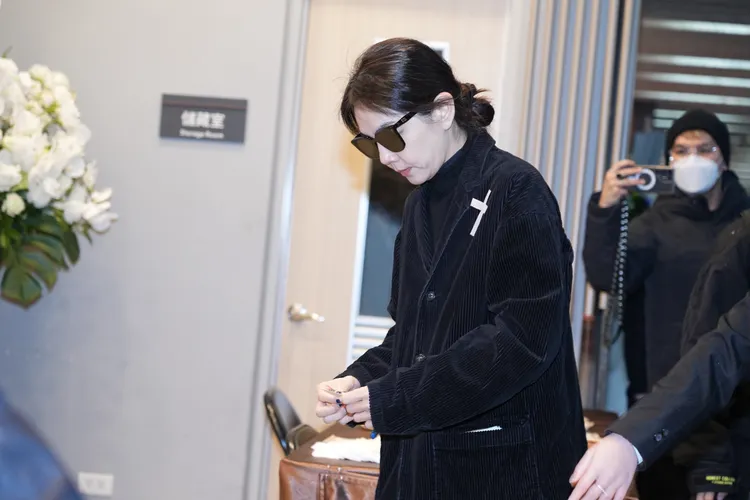 Ella戴著墨鏡現身，神情哀傷。彭欣偉攝