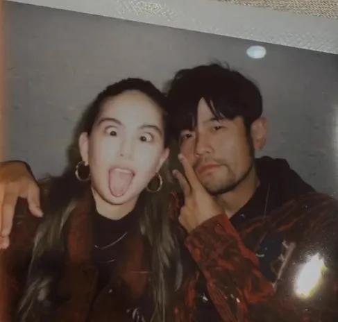 昆凌被周杰倫摟在懷裡俏皮做鬼臉。翻攝昆凌抖音