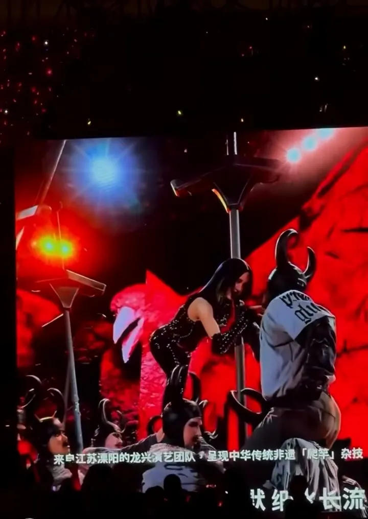 深圳場大螢幕特別上字幕介紹江蘇團隊帶來非遺「爬竿」雜技。翻攝微博