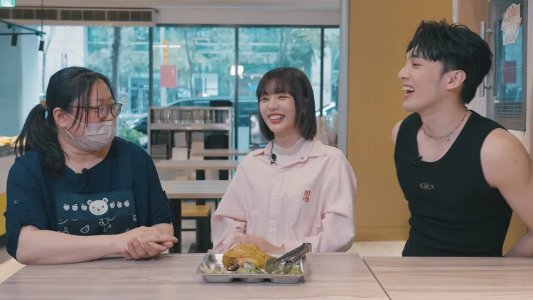 木木（中）與黃偉晉（右）體驗自助餐店打工。華研國際提供