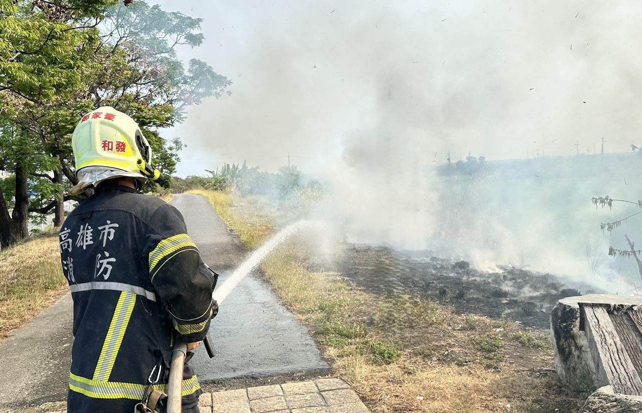 高雄大寮2小時6起雜草火警...累壞消防員 竟是鬱卒失業男幹的