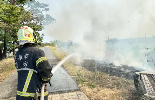 高雄大寮2小時6起雜草火警...累壞消防員　竟是鬱卒失業男幹的