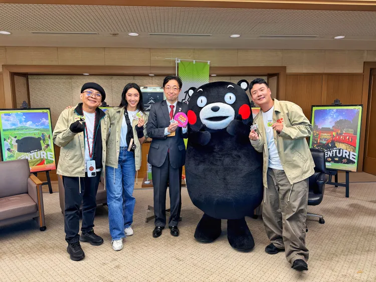 隋棠（左二）與總鋪師（左一）親自拜會熊本縣知事木村敬（右二）。三立提供