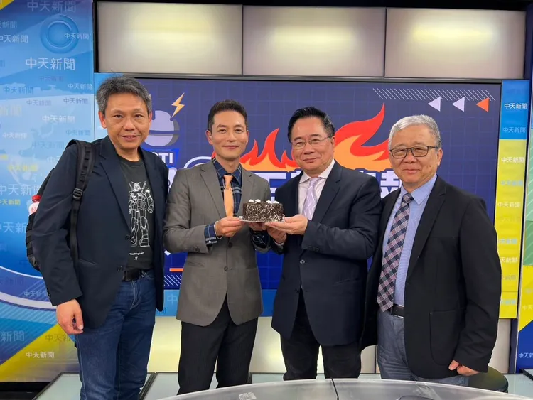 主播林嘉源及節目來賓們替蔡正元送行。翻攝林嘉源臉書