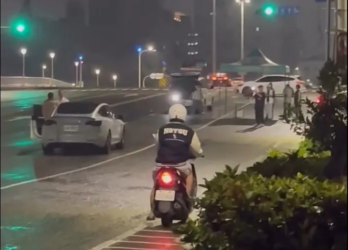 汽車停在路中。翻攝threads