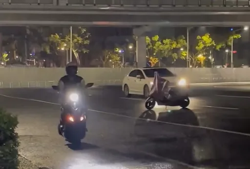 民眾黨1日北高凌晨抵高雄！機車橫擋道路　警方將開罰