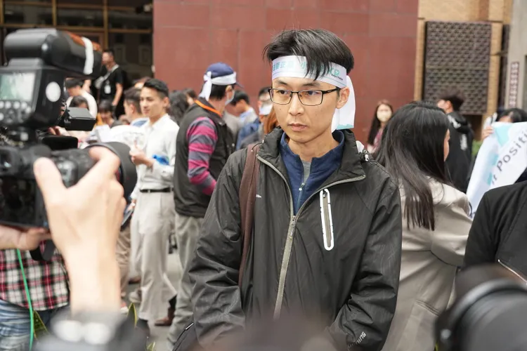 柯文哲一審宣判，陳彥廷場外聲援。彭欣偉攝