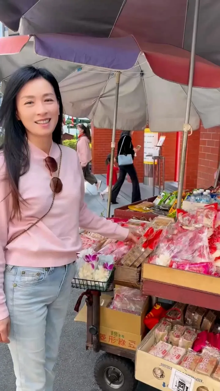 張庭回憶小時候陪爸媽在行天宮前擺攤。翻攝張庭小紅書