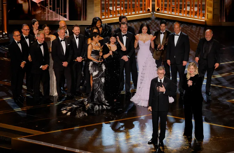 《一戰再戰》抱走最佳影片，導演保羅湯瑪斯安德森（前排左）也奪得最佳導演、最佳改編劇本。路透