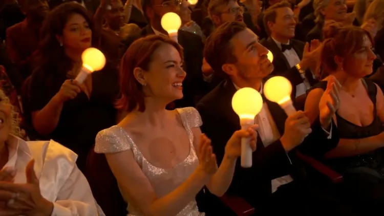 艾瑪史東開心揮舞手燈。翻攝Disney+