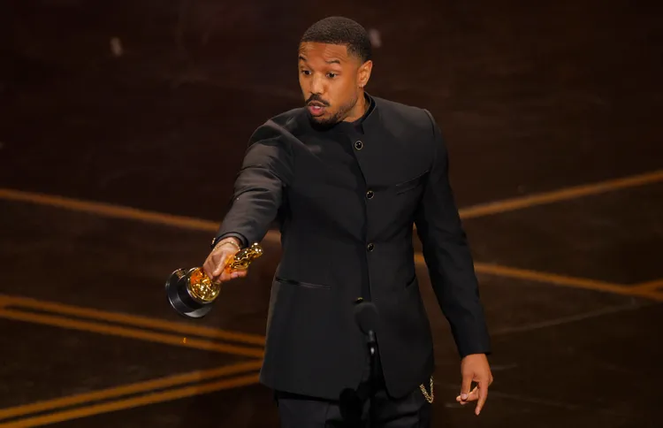 新科影帝麥可B喬丹上台領獎時表情激動。路透