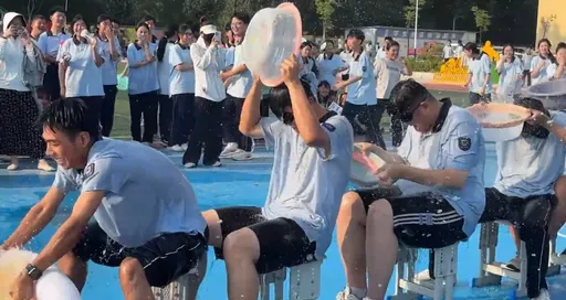 運動會「蒙眼接水大賽」網笑翻！第2位同學：奇怪我怎有點溺水