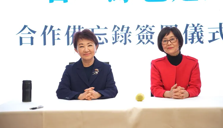 盧秀燕與北美洲台灣商會聯合總會長白越珠，簽署「三合一綠色通道」合作備忘錄。市府提供