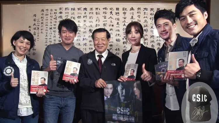 李昌鈺和演員們開心合影。翻攝自鑑識英雄粉絲團