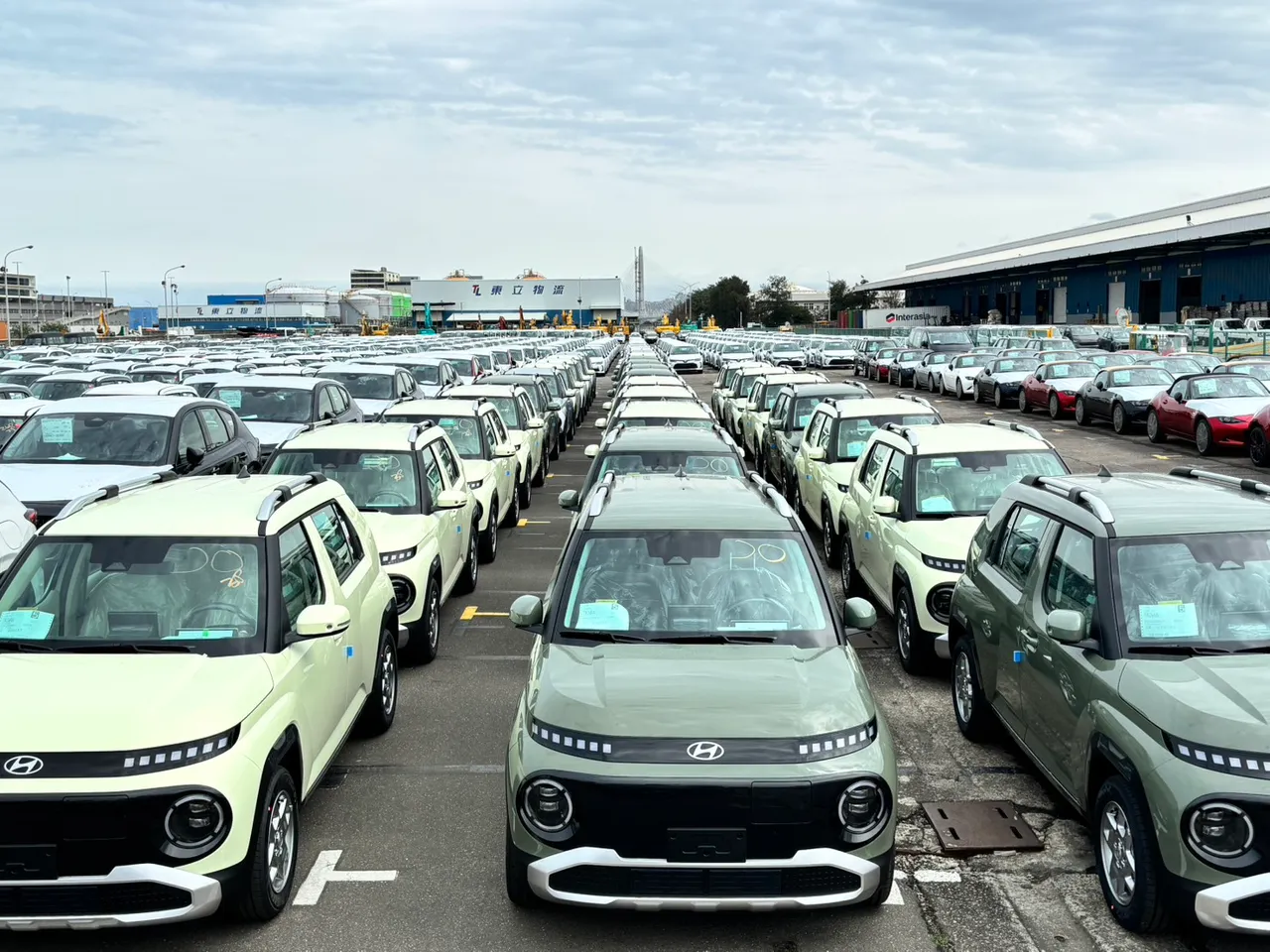 Hyundai INSTER自上市以來累積訂單突破300台，隨著本月車源大量到港，目前候車時間已縮短至約1個月。業者提供