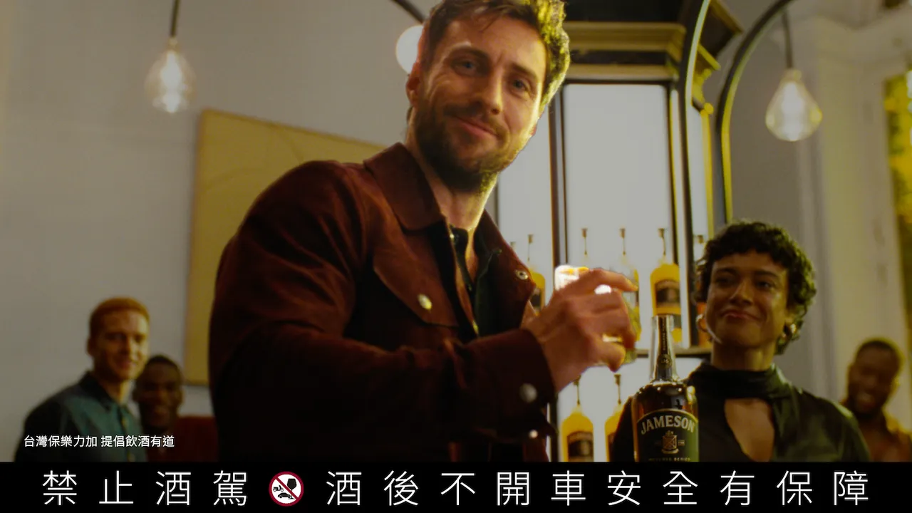 金球獎得主亞倫・泰勒－強森（Aaron Taylor-Johnson）擔任形象代言人，演繹尊美醇黑桶深邃且滑順的經典魅力。保樂力加提供