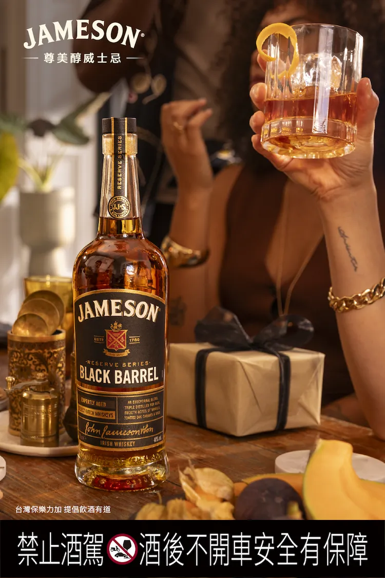 尊美醇黑桶愛爾蘭威士忌於全台菸酒專賣店與7-ELEVEN同步上市，700ml建議售價800元，50ml迷你瓶99元。保樂力加提供