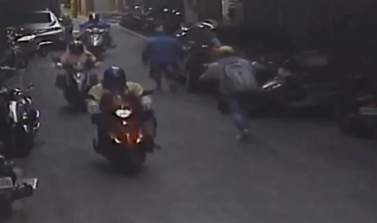 嫌犯發現是玩具鈔後，打算逃逸。翻攝畫面