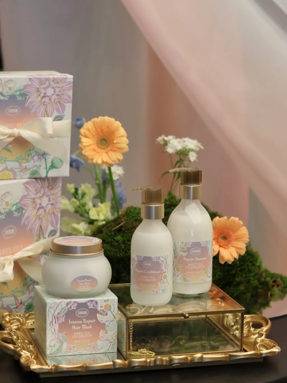 2026母親節預購限定白茶春光限定系列，淨潤洗髮乳290ml／1180元、瞬效潤髮乳190ml／1280元、三效修護煥髮膜200ml／1780元。品牌提供