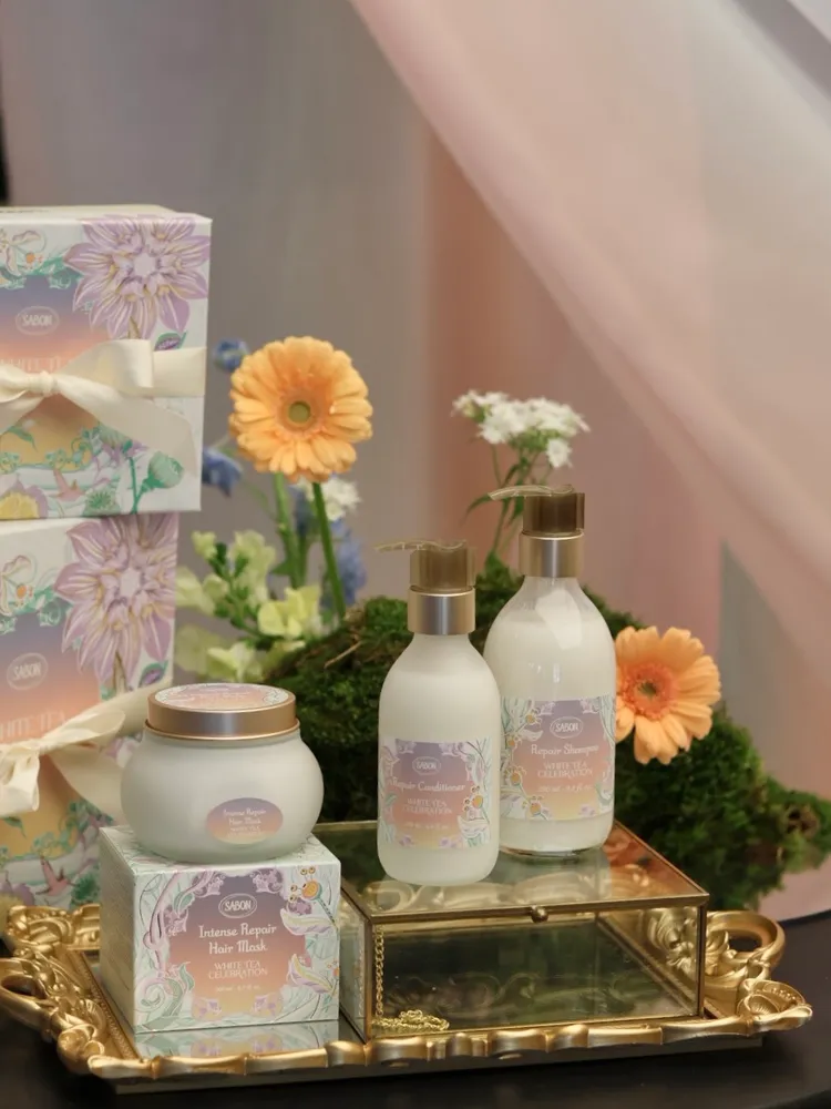 2026母親節預購限定白茶春光限定系列，淨潤洗髮乳290ml／1180元、瞬效潤髮乳190ml／1280元、三效修護煥髮膜200ml／1780元。品牌提供