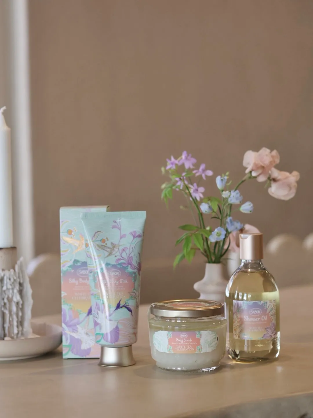 SABON白茶春光限定系列，沐浴油300ml／980元、身體磨砂膏320g／1480元、絲綢身體乳液200ml／1380元。品牌提供