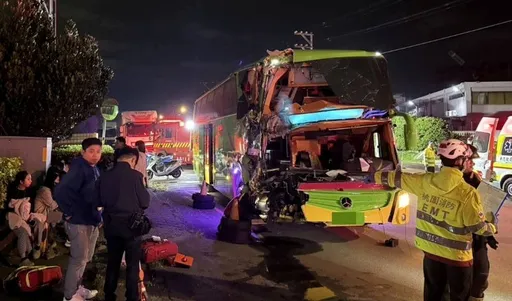 恍神？桃園遊覽車撞大貨車19人傷　監理所今派員查核