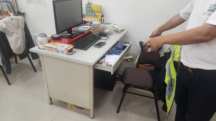 男子亂翻服務處內東西，且精神不穩，警方到場後將他強制送醫。民眾提供