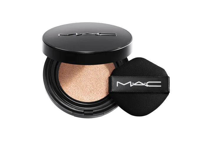 M.A.C超持妝霧絲絨氣墊粉餅，2100元。品牌提供