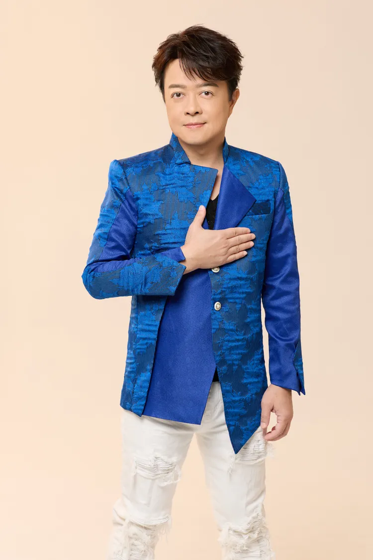 翁立友靠著演唱《意難忘》的主題曲《堅持》紅遍東南亞。萬星傳播提供