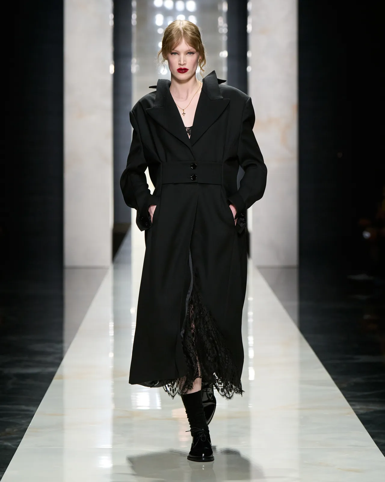 開場造型結合了Dolce&Gabbana經典黑色、蕾絲以及結構思維。品牌提供