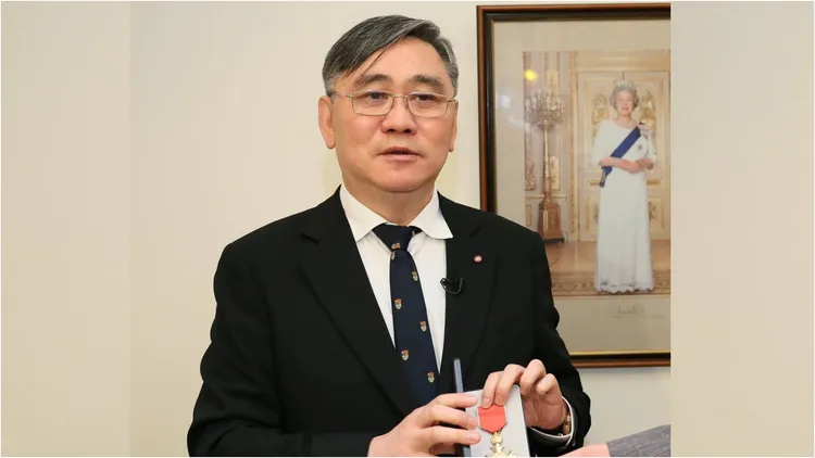 74歲宏仁集團總裁王文洋被爆與小54歲的女大生熱戀中。取自英國在台辦事處臉書、