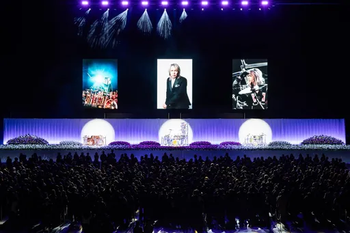 追悼LUNA SEA鼓手真矢　3萬人湧入獻花