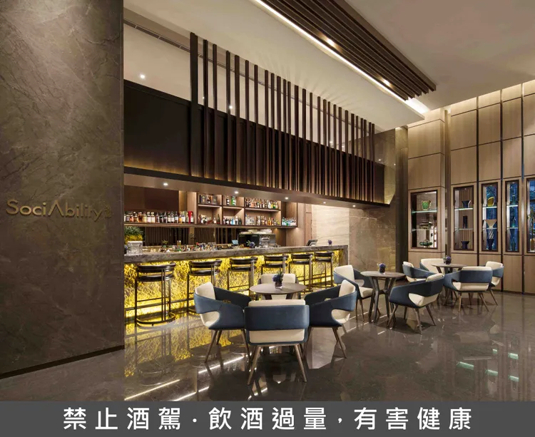 逸廊酒吧直播國際棒球賽事，推主題餐點及啤酒買一送一應援活動。台北新板希爾頓酒店提供