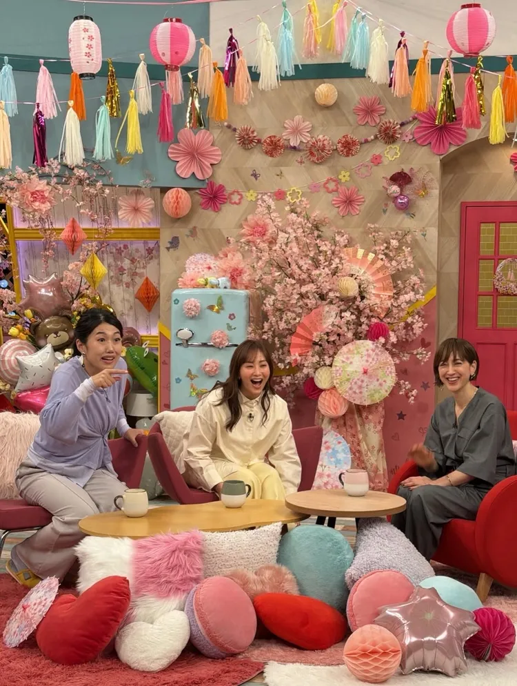 瀧川克莉絲汀（右起）上節目分享戀愛故事，主持人藤本美貴、橫澤夏子笑聲不斷。翻攝ottoganeta IG