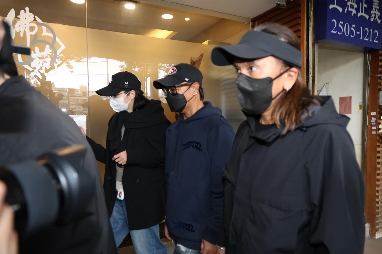 動力火車在工作人員陪同下步出會館。莊宗達攝