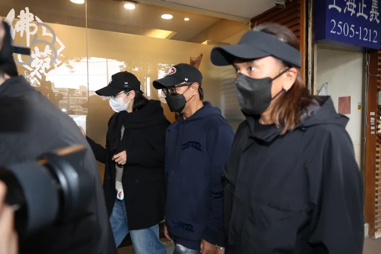 動力火車在工作人員陪同下步出會館。莊宗達攝