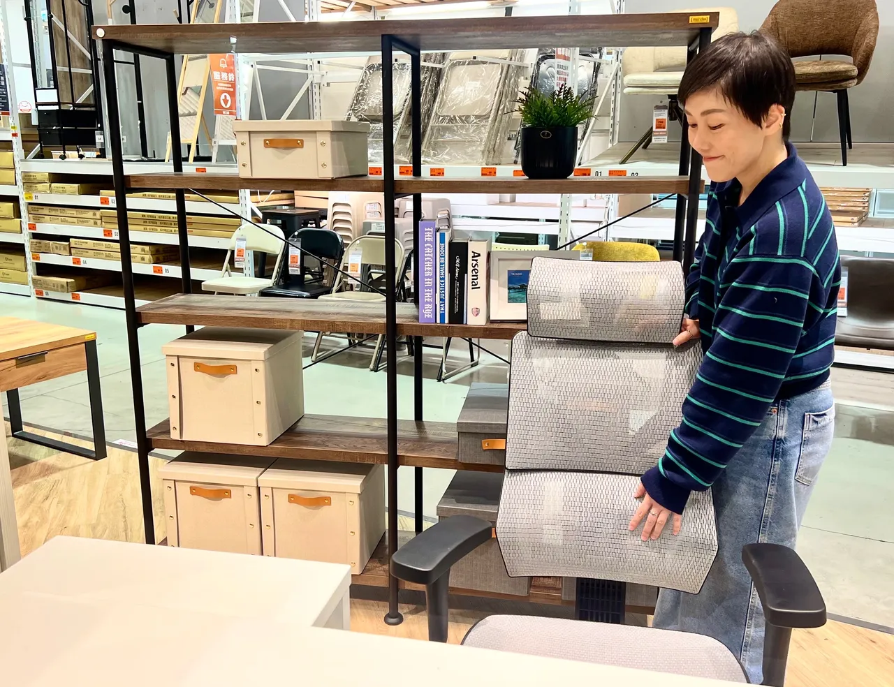 網友盛讚「試坐最方便、品項最齊全」的特力屋，大型店現場提供超過30款電腦椅供實際體驗。業者提供