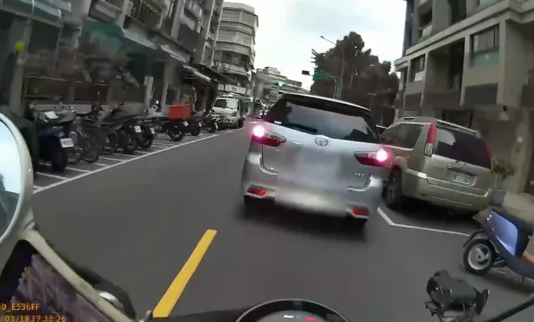 警方追捕違停逃逸車輛。翻攝畫面