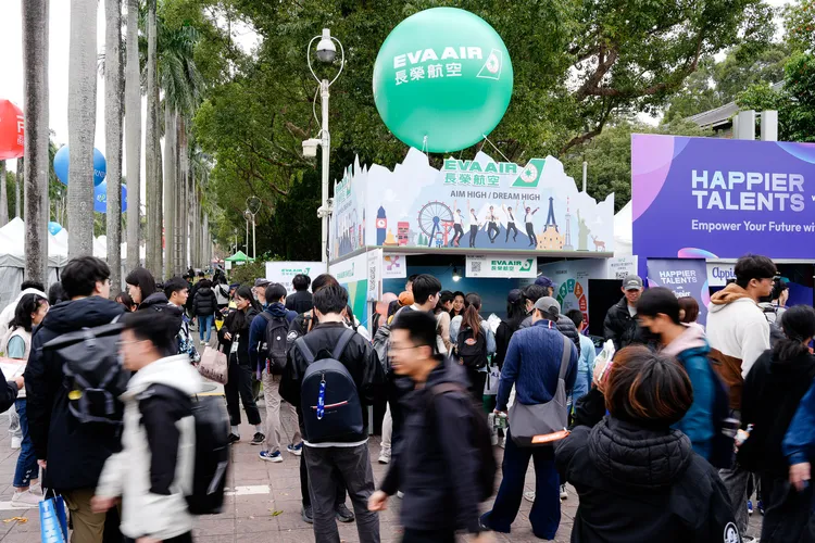 國航今（7日）參加國立台灣大學校園徵才博覽會。長榮航空提供