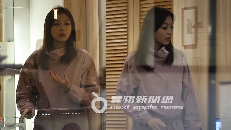 劉怡萱當時40歲，身穿淡紫色外套，塗深色指甲油。特勤中心攝