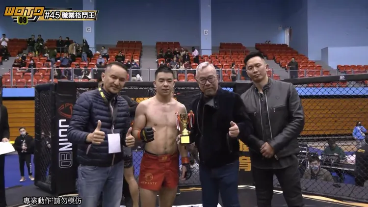 2023年2月26日愛爾麗集團贊助綜合格鬥比賽，常如山（左）和黃育仁（右）同框拍照。翻攝WOTD × 中華民國綜合格鬥協會YT