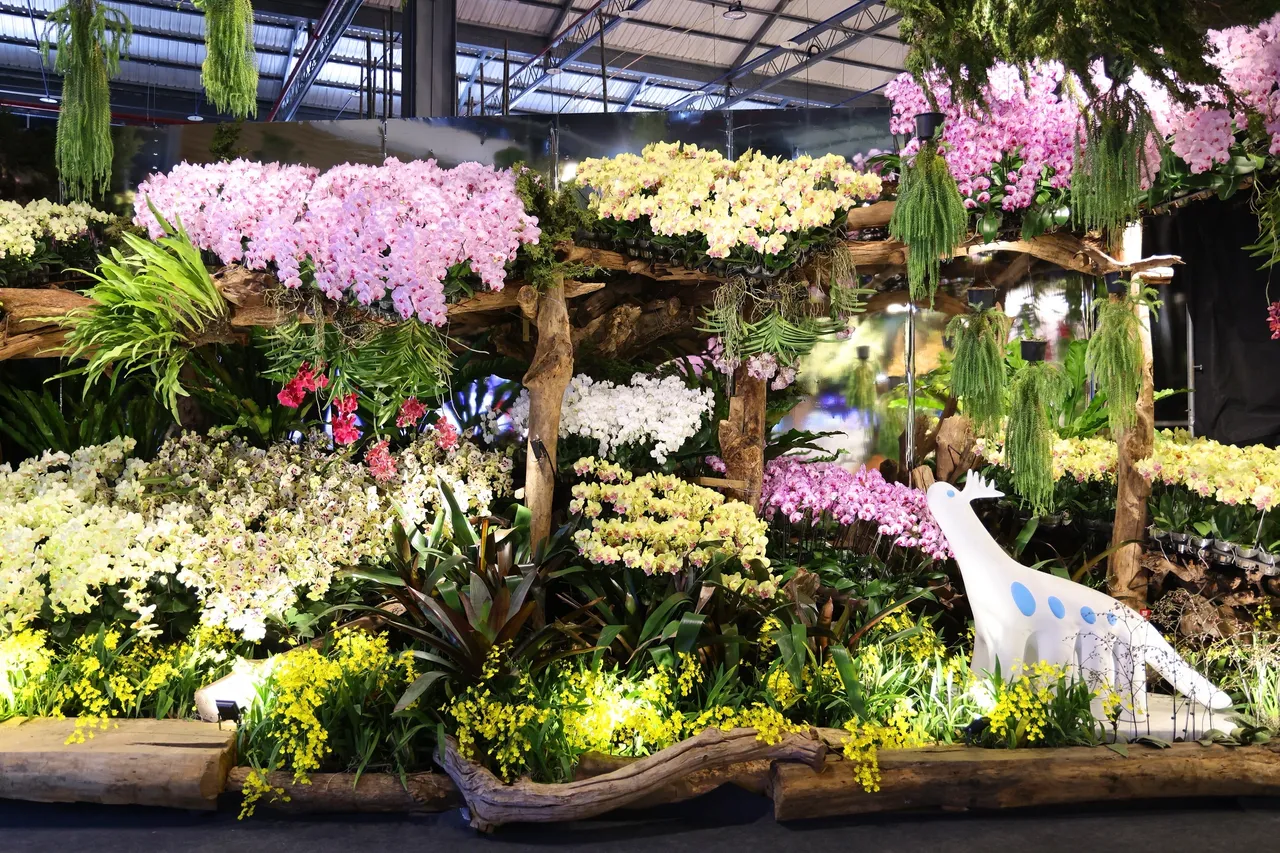 「起源．喚醒之地」引入核心視覺符號「蘭獸（Orchidsaur）」。南市府提供