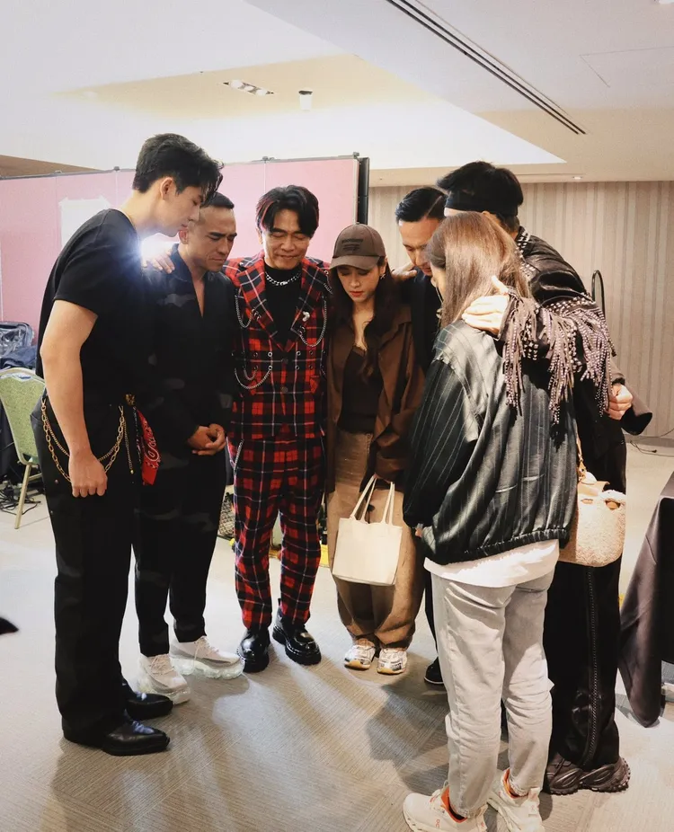 寶弟在後台跟眾人一起禱告。翻攝寶弟臉書