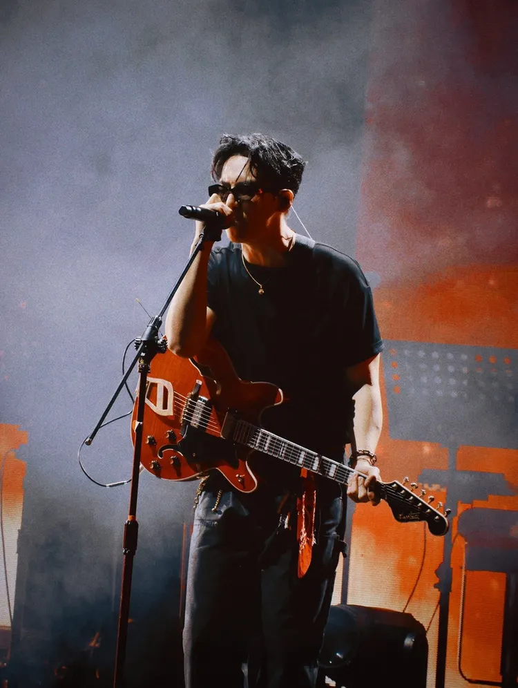 寶弟登台獻唱致敬亡父。翻攝寶弟臉書