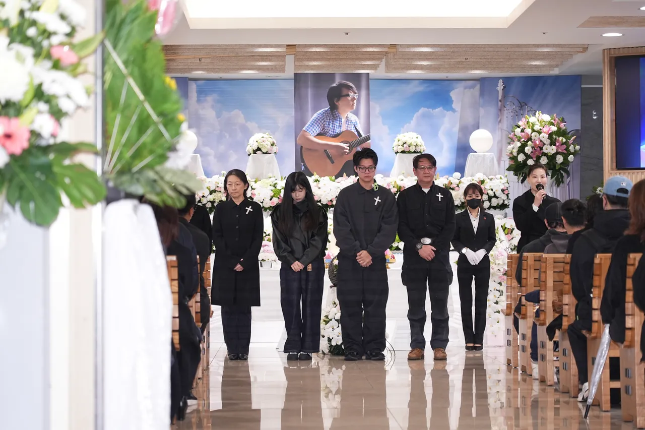 袁惟仁家人。彭欣偉攝